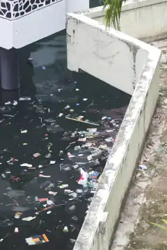 Meeresverschmutzung durch Plastikmüll. Makassar, sulawesi, Indonesien