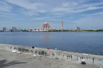 Uferpromenade und Meer mit Plastikmüll, im Hintergrund berühmte 99-Kuppel-Moschee, Makassar, Sulawesi, Indonesien