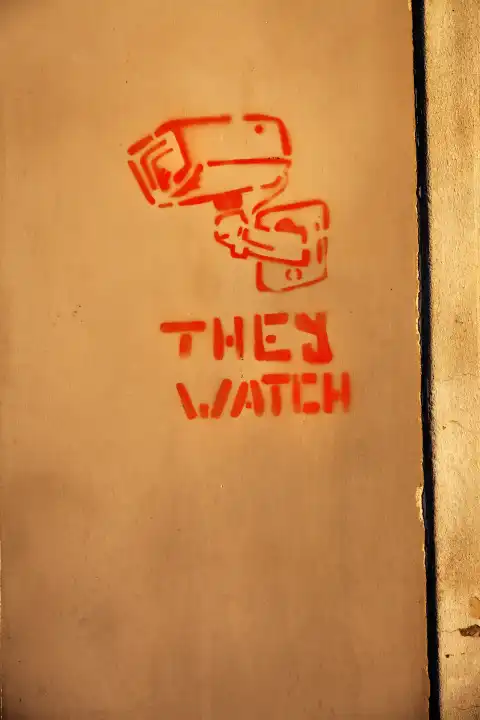 gemalte Überwachungskamera mit Hinweis auf englisch