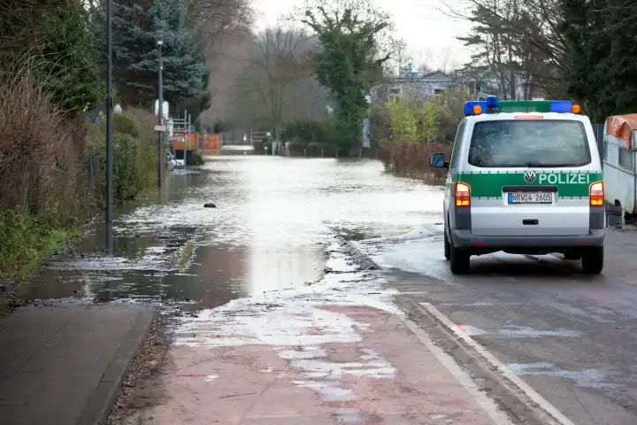 Hochwasser in Köln - Rodenkirchen , Polizeifahrzeug