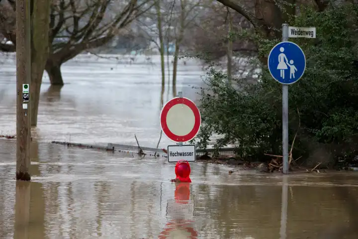 Hochwasser am Rhein in Köln, Überflutung von Wegen und Straßen