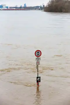 Rheinhochwasser, überschwemmte Uferstraße in Wesselling Köln