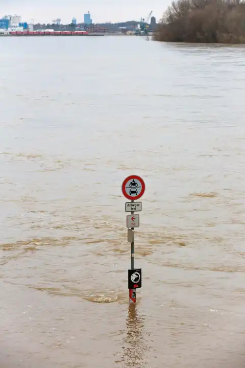 Rheinhochwasser, überschwemmte Uferstraße in Wesselling Köln