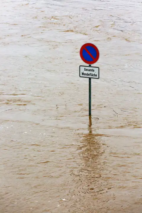 Rheinhochwasser, Parkverbotsschild an überschwemmter Uferstraße bei Köln