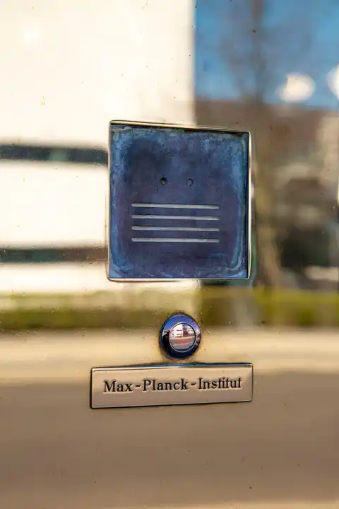 Max-Planck-Institut, Klingel mit Gegensprechanlage auf blank, glänzendem Metall mit Spiegelung