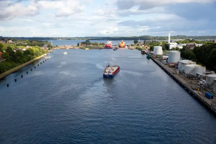 Frachtschiffe an der Schleuse Kiel - Holtenau am Nord-Ostsee-Kanal. Blick von der Holtenauer Hochbrücke Richtung Ostsee