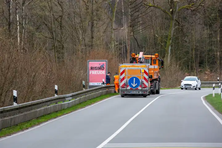 Straßenmeisterei montiert Warnhinweis für Motorradfahrer auf kurvenreicher Strecke in Niedersachsen