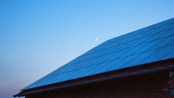 Große Photovoltaikanlage bei Nacht. TEG-Solarzellen