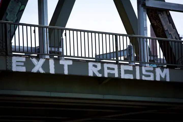 exit racism, Rassismus beenden, Grafitti an einer Stahlbrücke