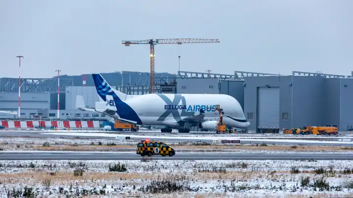 Ein Airbus Beluga - Flugzeug wird auf dem Airbusflugplatz in Hamburg - Finkenwerder eisfrei gemacht