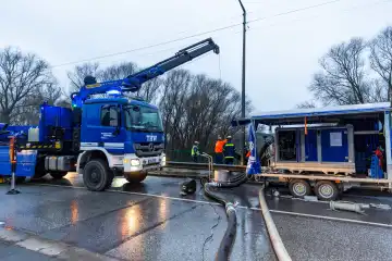 THW, Technisches Hilfswerk im Einsatz bei Hochwasser, überschwemmungsgefahr in Hamburg Finkenwerder