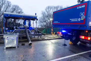 THW, Technisches Hilfswerk im Einsatz bei Hochwasser, überschwemmungsgefahr in Hamburg Finkenwerder
