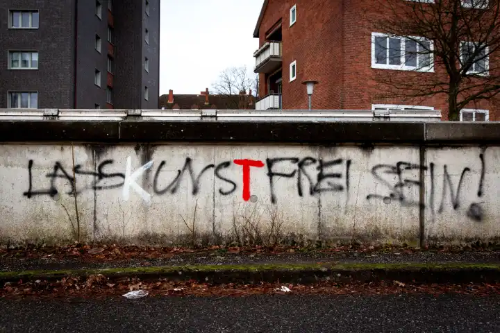 Lass Kunst frei sein, Schrift als Graffiti auf einer Betonmauer