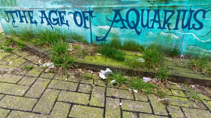 the age of aquarius, Wassermannzeitalter. Graffiti auf einer Mauer