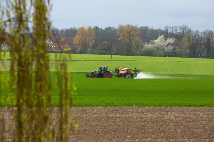 Landwirt versprüht krebserregendes Glyphosat, Unkrautvernichtungsmittel auf sein Feld