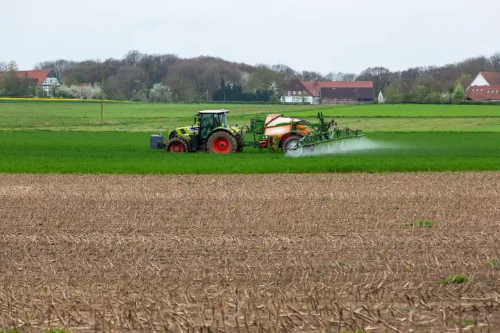 Landwirt versprüht krebserregendes Glyphosat, Unkrautvernichtungsmittel auf sein Feld