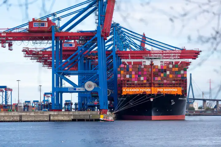 Containerschiff im Hamburger Hafen am Burchardkai wirbt für eine sauberere Zukunft in der Schifffahrt.