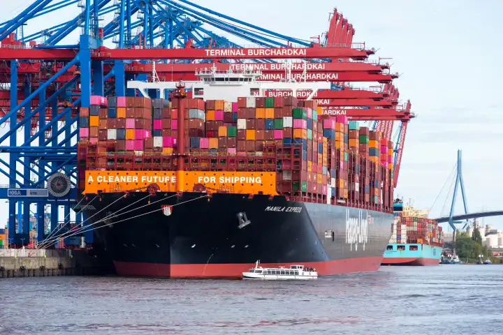 Containerschiff im Hamburger Hafen am Burchardkai wirbt für eine sauberere Zukunft in der Schifffahrt.