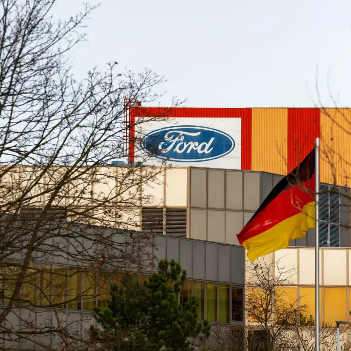 Firmenschild am Gebäude der Fordwerke in Köln. Ford, Fordwerk in Köln, Firmenlogo, Automarke
