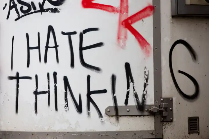 Ich hasse denken. Graffiti auf einer Litfassäule in englischer Schrift