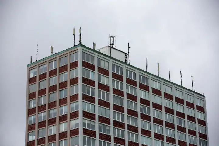 High-rise building with 4G and 5G mobile radio antennas, mobile radio transmitters on the roof