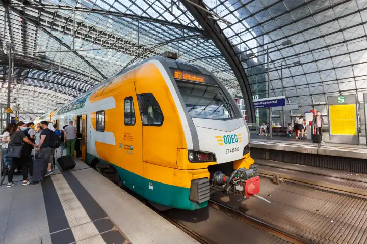 20. August 2020: ODEG Regionalbahn Berlin Zug Bahn im Bahnhof Hauptbahnhof Hbf in Deutschland.