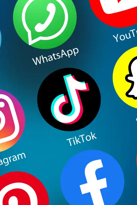 TikTok Tik Tok Logo soziale Medien Icon soziales Netzwerk im Internet Hintergrund Hochformat in Deutschland