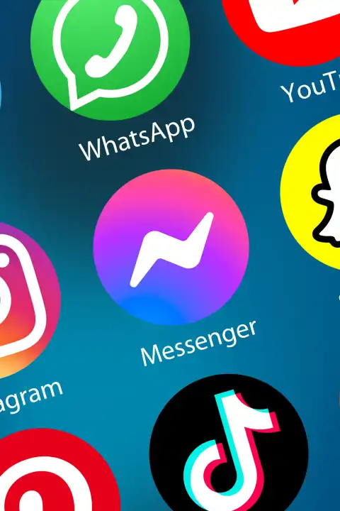 Facebook Messenger Logo soziale Medien Icon soziales Netzwerk im Internet Hintergrund Hochformat in Deutschland