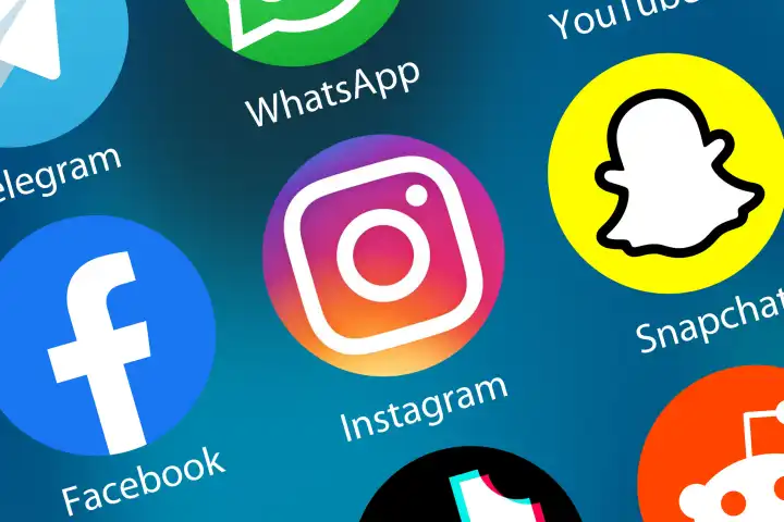 Instagram Insta Logo soziale Medien Icon soziales Netzwerk im Internet Hintergrund in Deutschland