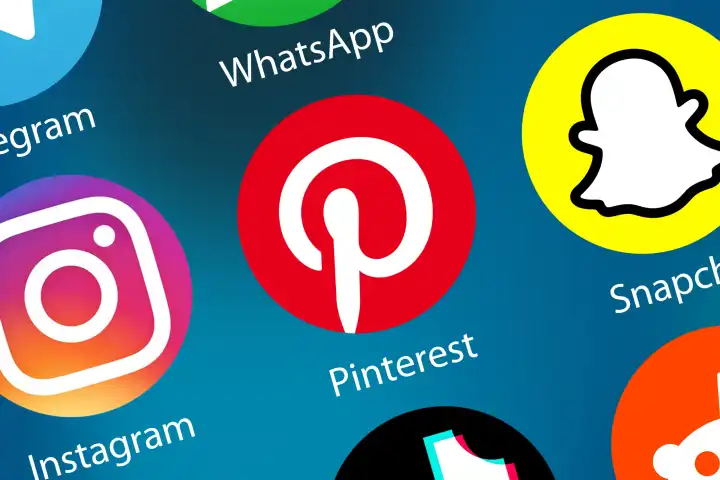 Pinterest Logo soziale Medien Icon soziales Netzwerk im Internet Hintergrund in Deutschland