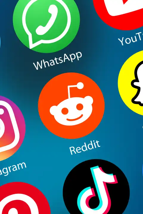 Reddit Logo soziale Medien Icon soziales Netzwerk im Internet Hintergrund Hochformat in Deutschland