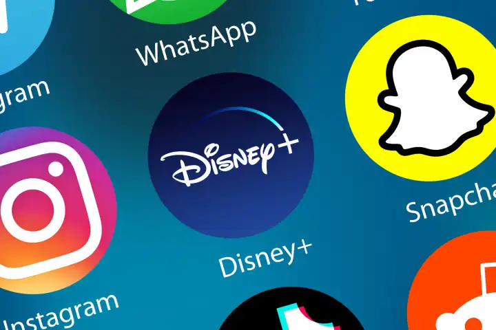 Disney+ Disney Plus Filme Videos Streaming Logo Icon im Internet Hintergrund in Deutschland