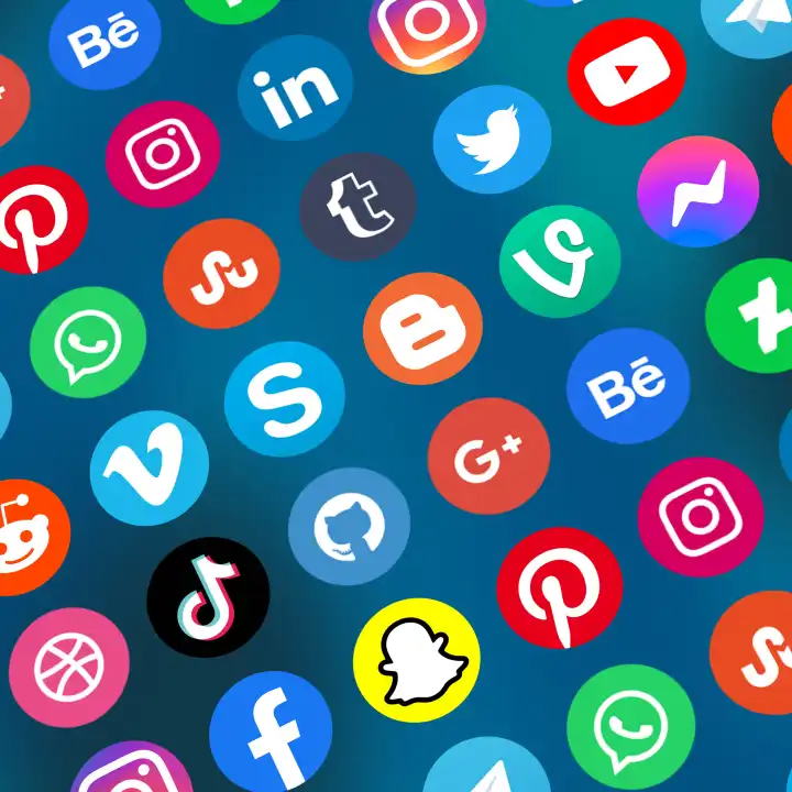 Logo von soziale Medien Icons soziales Netzwerk Facebook  Instagram  YouTube  Twitter und WhatsApp im Internet quadratisch in Deutschland