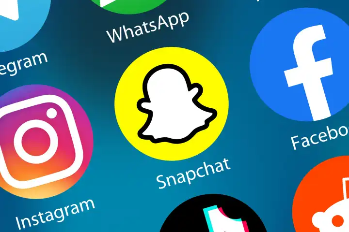 Snapchat Logo soziale Medien Icon soziales Netzwerk im Internet Hintergrund in Deutschland