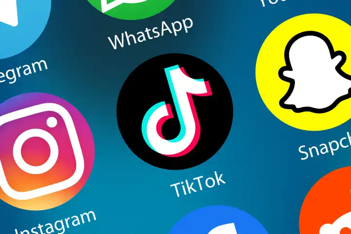 TikTok Tik Tok Logo soziale Medien Icon soziales Netzwerk im Internet Hintergrund in Deutschland