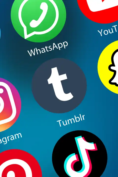 Tumblr Logo soziale Medien Icon soziales Netzwerk im Internet Hintergrund Hochformat in Deutschland