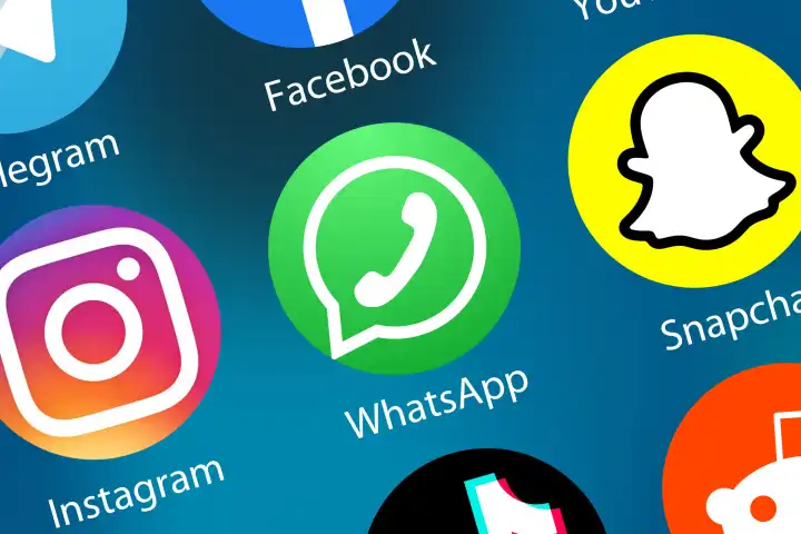 WhatsApp Logo soziale Medien Icon soziales Netzwerk im Internet Hintergrund in Deutschland