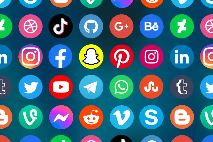 Logo von soziale Medien Icons soziales Netzwerk Facebook  Instagram  YouTube  Twitter und WhatsApp im Internet in Deutschland