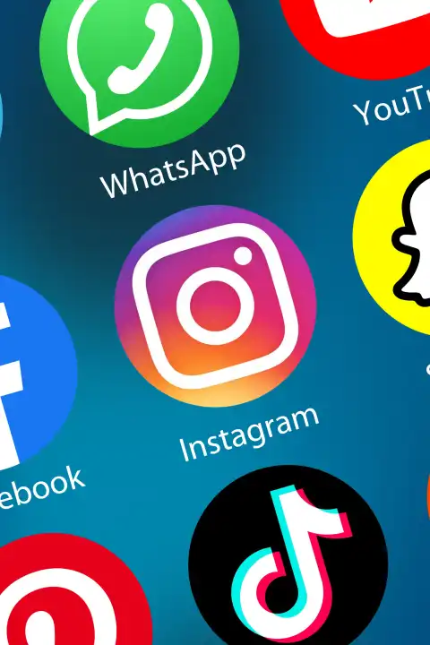 Instagram Insta Logo soziale Medien Icon soziales Netzwerk im Internet Hintergrund Hochformat in Deutschland