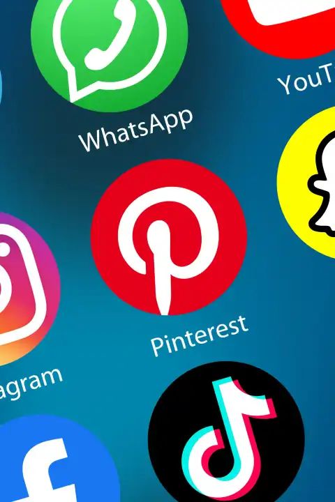 Pinterest Logo soziale Medien Icon soziales Netzwerk im Internet Hintergrund Hochformat in Deutschland