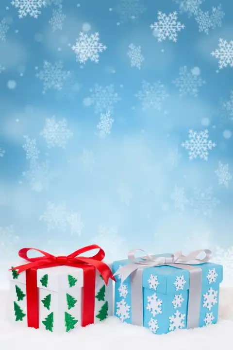 Weihnachtsgeschenke Geschenke schenken Weihnachten Bescherung Hochformat Copyspace Textfreiraum schneien Schnee Freiraum