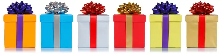 Geburtstag Weihnachten Geschenke Weihnachtsgeschenke in einer Reihe Geburtstagsgeschenke Schachteln Freisteller isoliert
