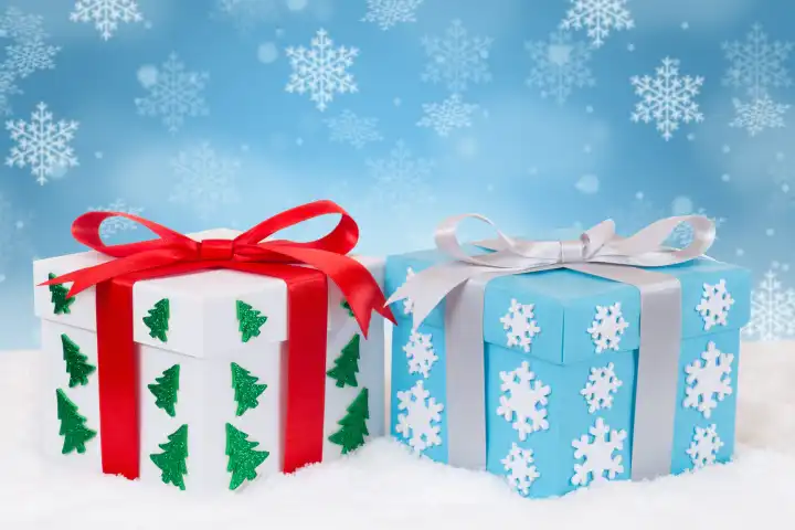 Weihnachtsgeschenke Geschenke schenken Weihnachten Bescherung Copyspace Textfreiraum schneien Schnee Freiraum