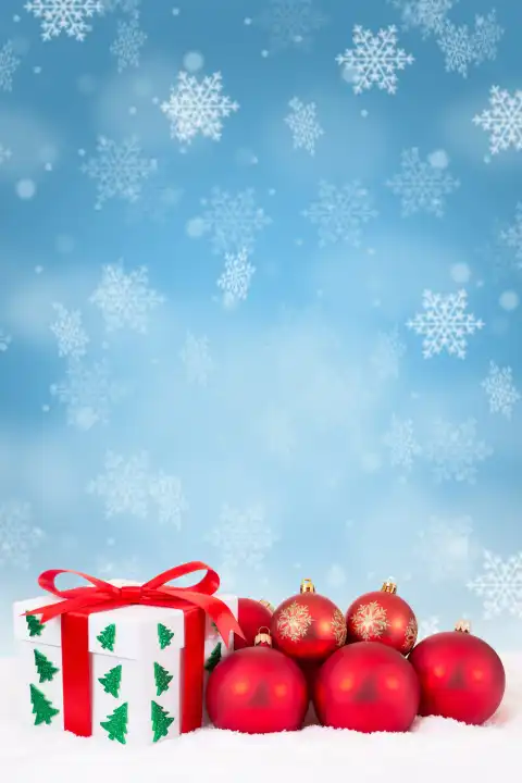 Weihnachten Weihnachtsgeschenke Geschenke Schnee Karte Weihnachtskarte Hochformat Dekoration rote Weihnachtskugeln Textfreiraum