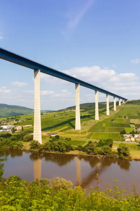 Zeltingen  Deutschland  23 Juli 2021: Hochmoselbrücke Brücke über Fluss Mosel Hochformat in Zeltingen  Deutschland