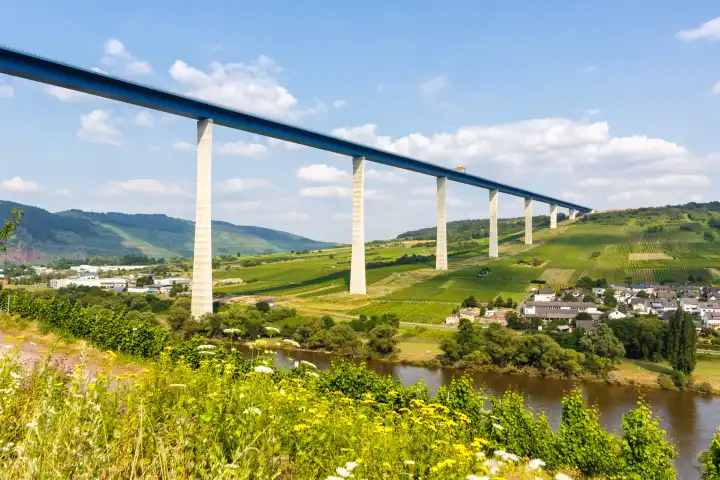 Zeltingen  Deutschland  23 Juli 2021: Hochmoselbrücke Brücke über Fluss Mosel in Zeltingen  Deutschland