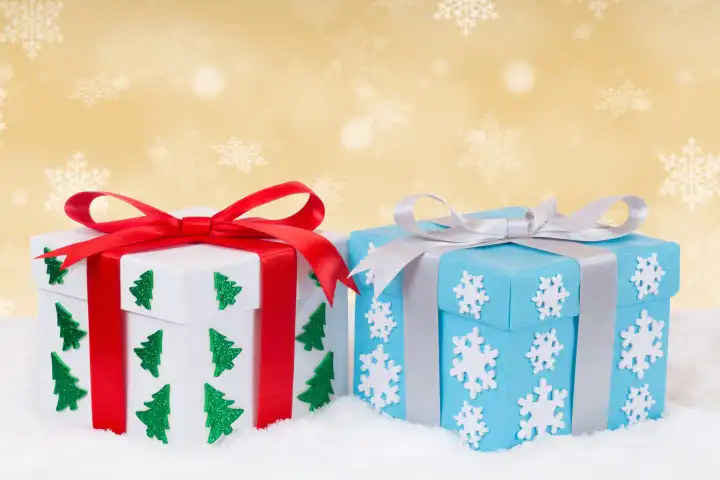 Weihnachten Weihnachtsgeschenke Gold Geschenke schenken Bescherung mit Copyspace Textfreiraum Schnee in Stuttgart  Deutschland