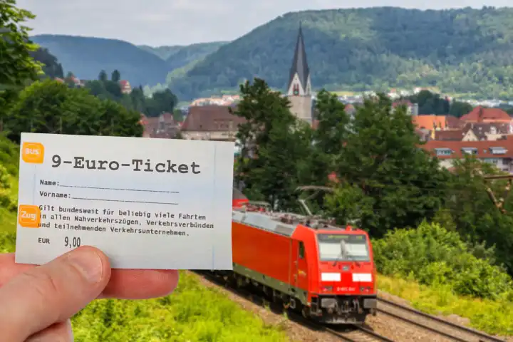 17. Mai 2022 9-Euro-Ticket 9 Euro Ticket mit Regionalbahn Regionalzug Fotomontage in Geislingen, Deutschland.