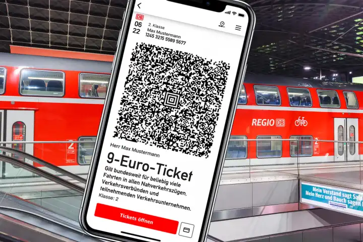 17. Mai 2022 9-Euro-Ticket 9 Euro Ticket auf dem Handy mit Regionalbahn Regionalzug Fotomontage in Berlin, Deutschland.
