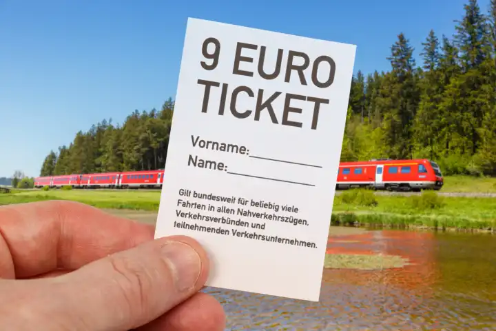 17. Mai 2022 9-Euro-Ticket 9 Euro Ticket mit Regionalbahn Regionalzug Fotomontage in Ruderatshofen, Deutschland.